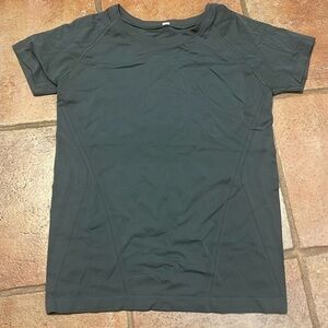 Lululemon run swiftly, short sleeve, top and olive green